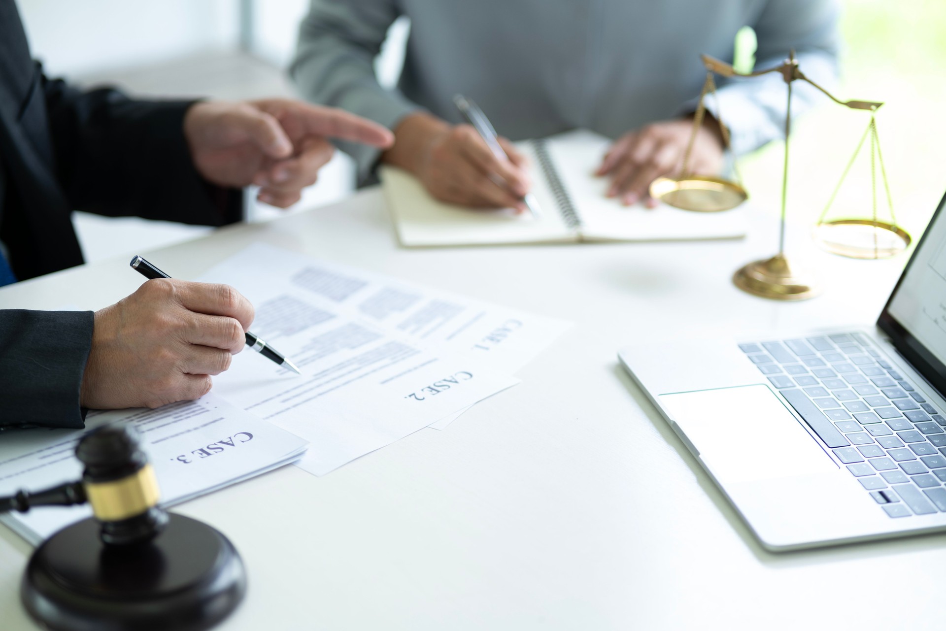 Lawyer is giving advice and Introduce a pending case to an assistant